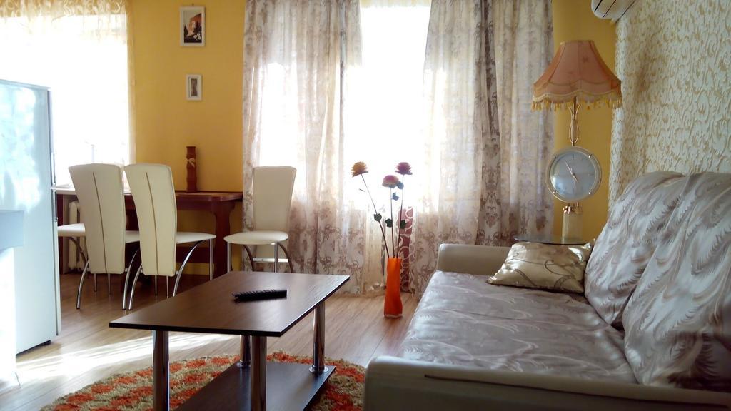 Apartment Studio On Mayakovskogo Avenue Zaporizhia Bagian luar foto